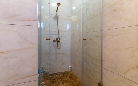 Proprietate deosebita cu piscina, Gadalin