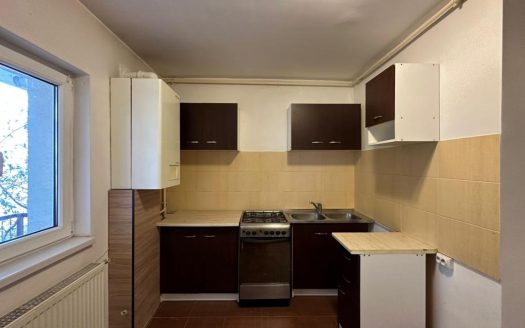 Apartament cu 3 camere, nemobilat, de inchiriat