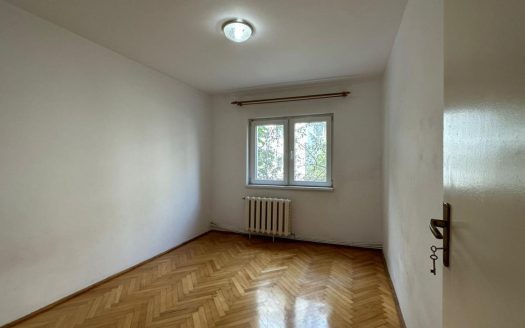 Apartament cu 3 camere, nemobilat, de inchiriat